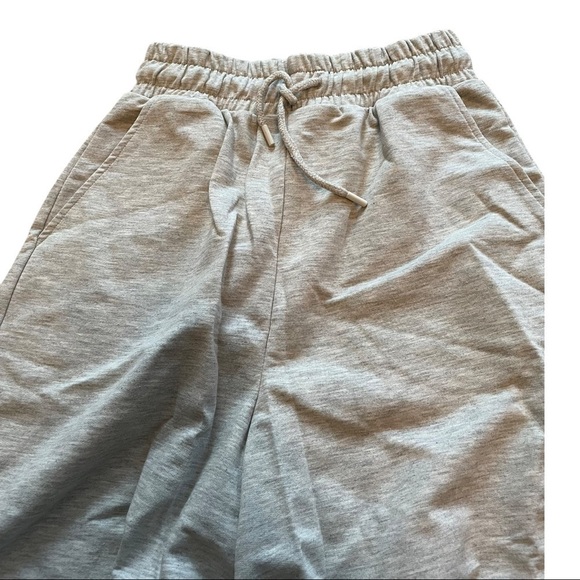 Asos DESIGN longer length sweat shorts in gray - Picture 6 of 9